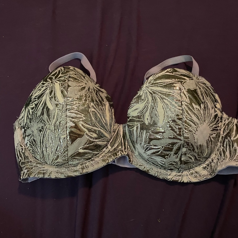 EUC VS Lavender/Silver Shimmery Bra 32DD